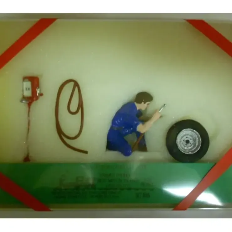 Kramer 005 G Scale Mechanic with Tire, Hose, & Gas Pump - Your Source for Gaming Essentials